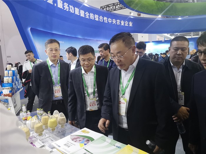 中农发集团万军总经理参观中牧股份展台_副本