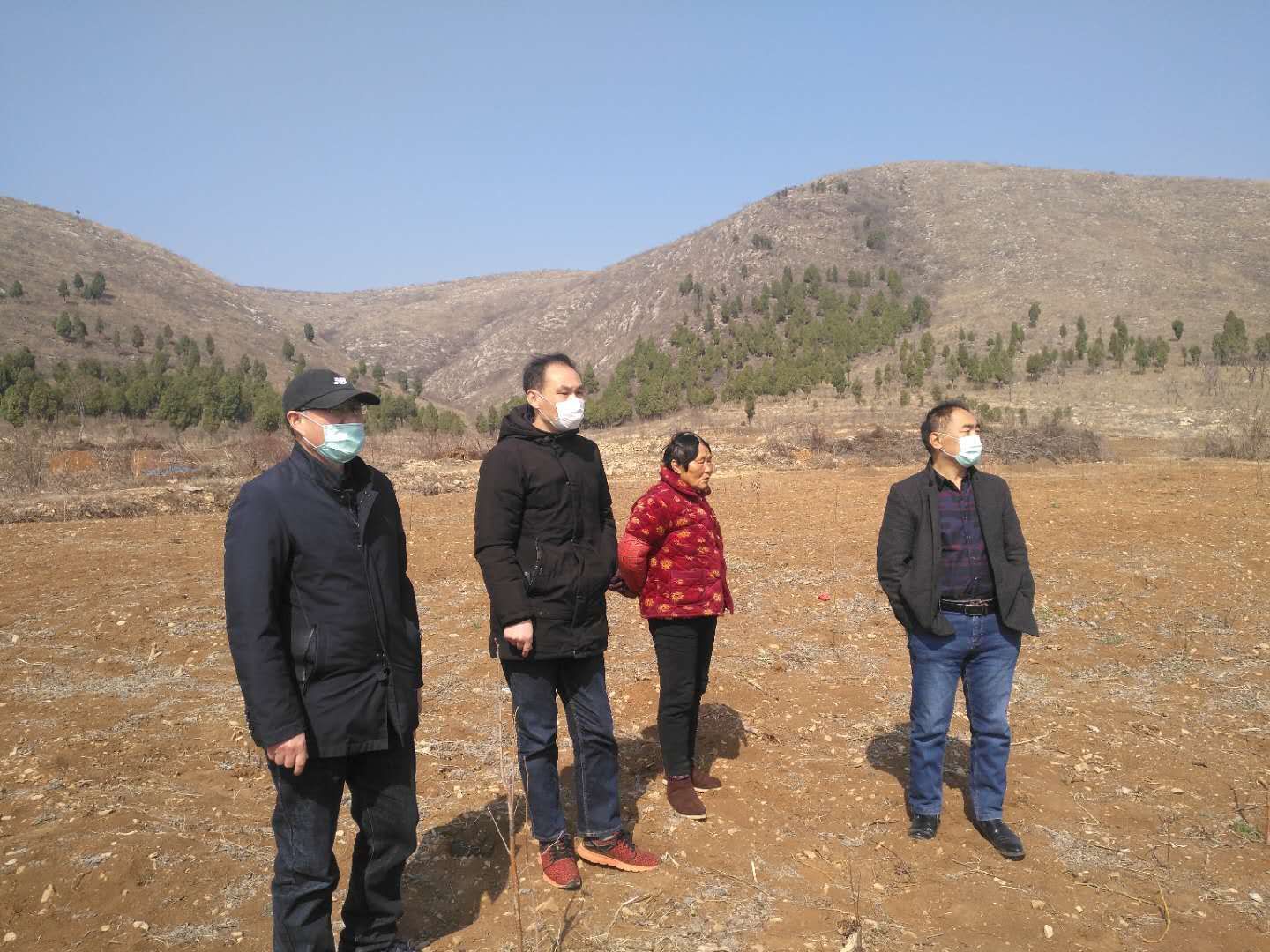 李韦东(左二)在查看项目基地.jpg