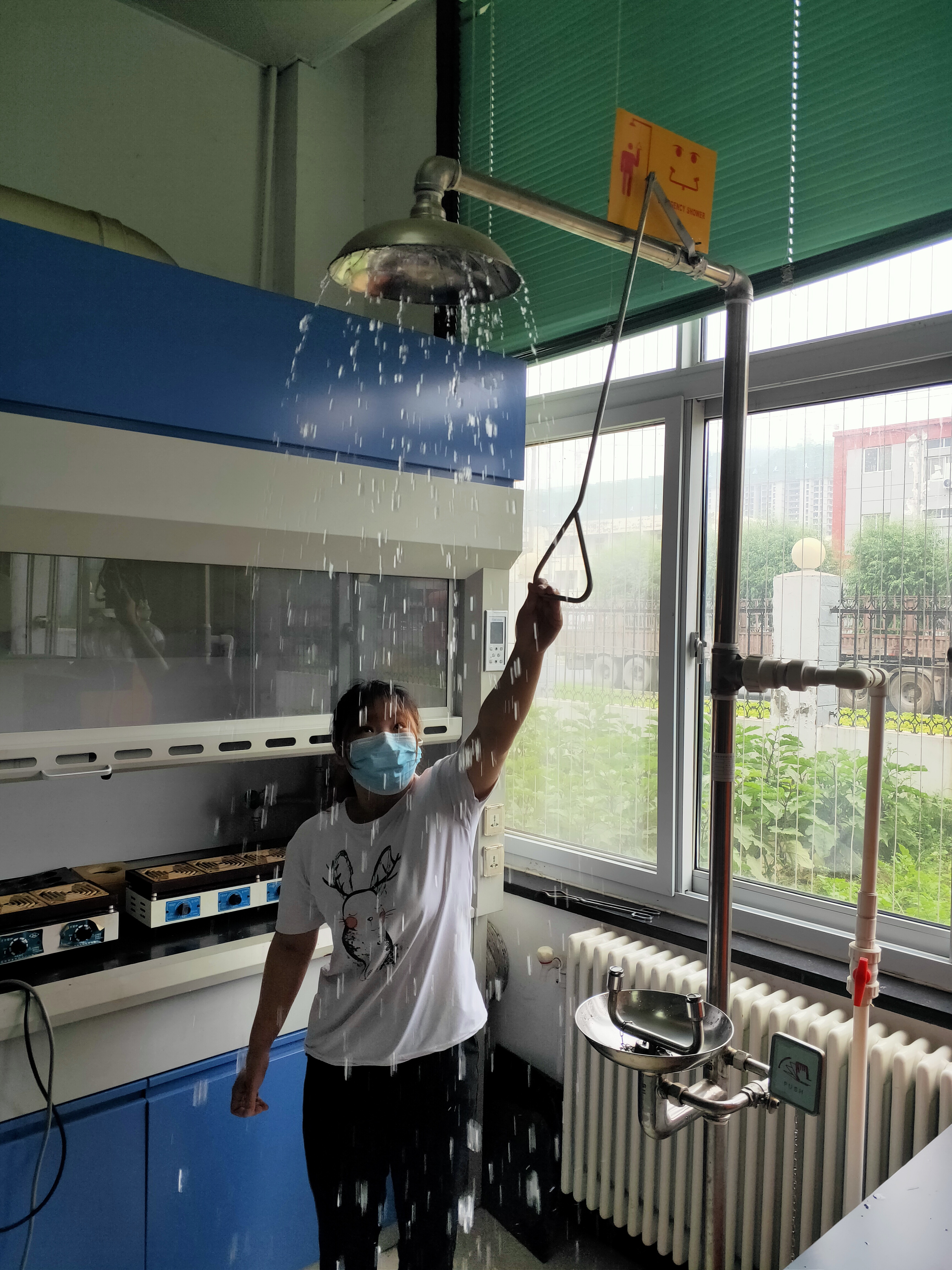 技术质量部危险化学品泄漏应急预案演练（2020年6月24日化验室） (3).jpg