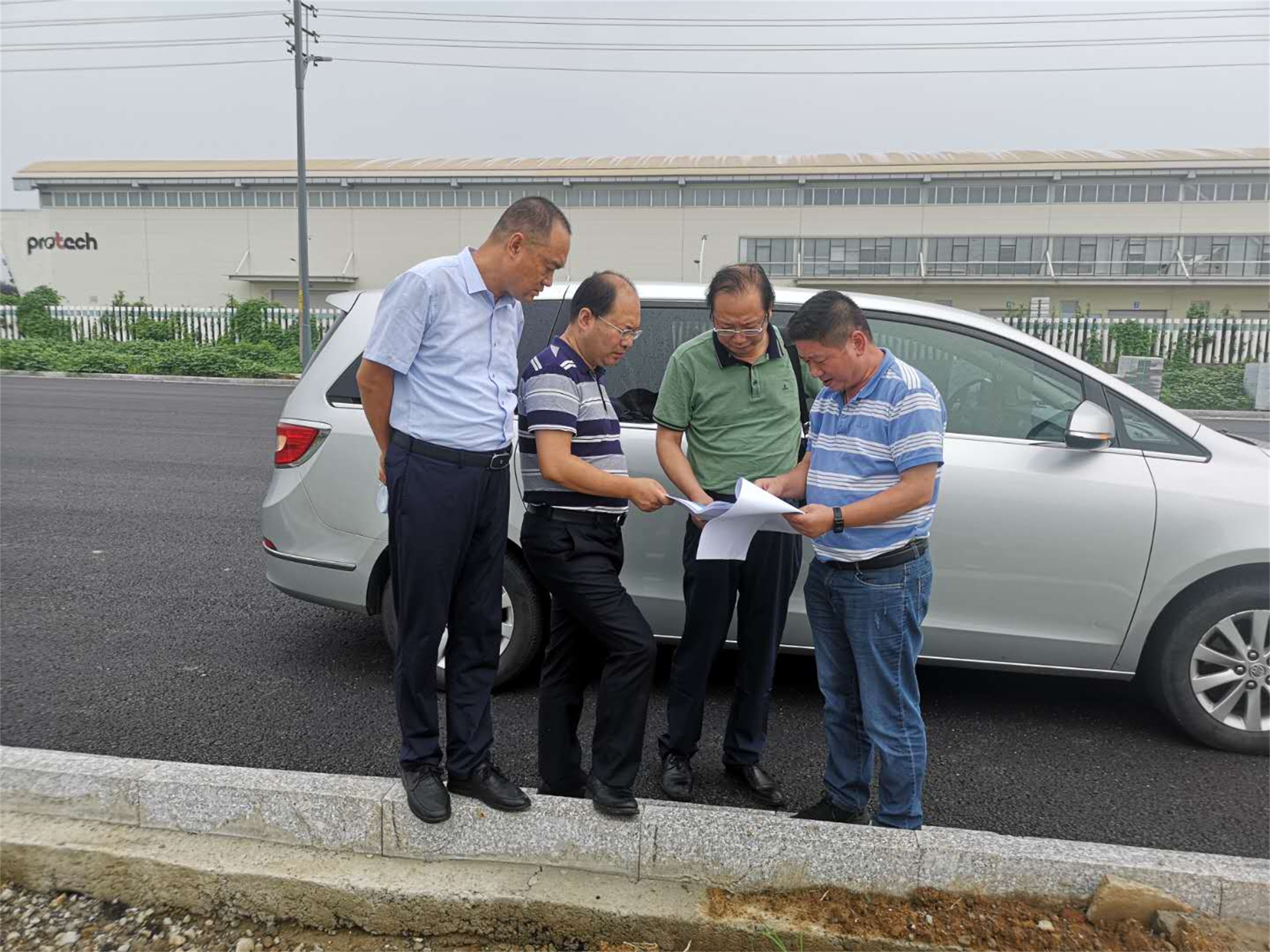 董事长现场考察项目地块.jpg