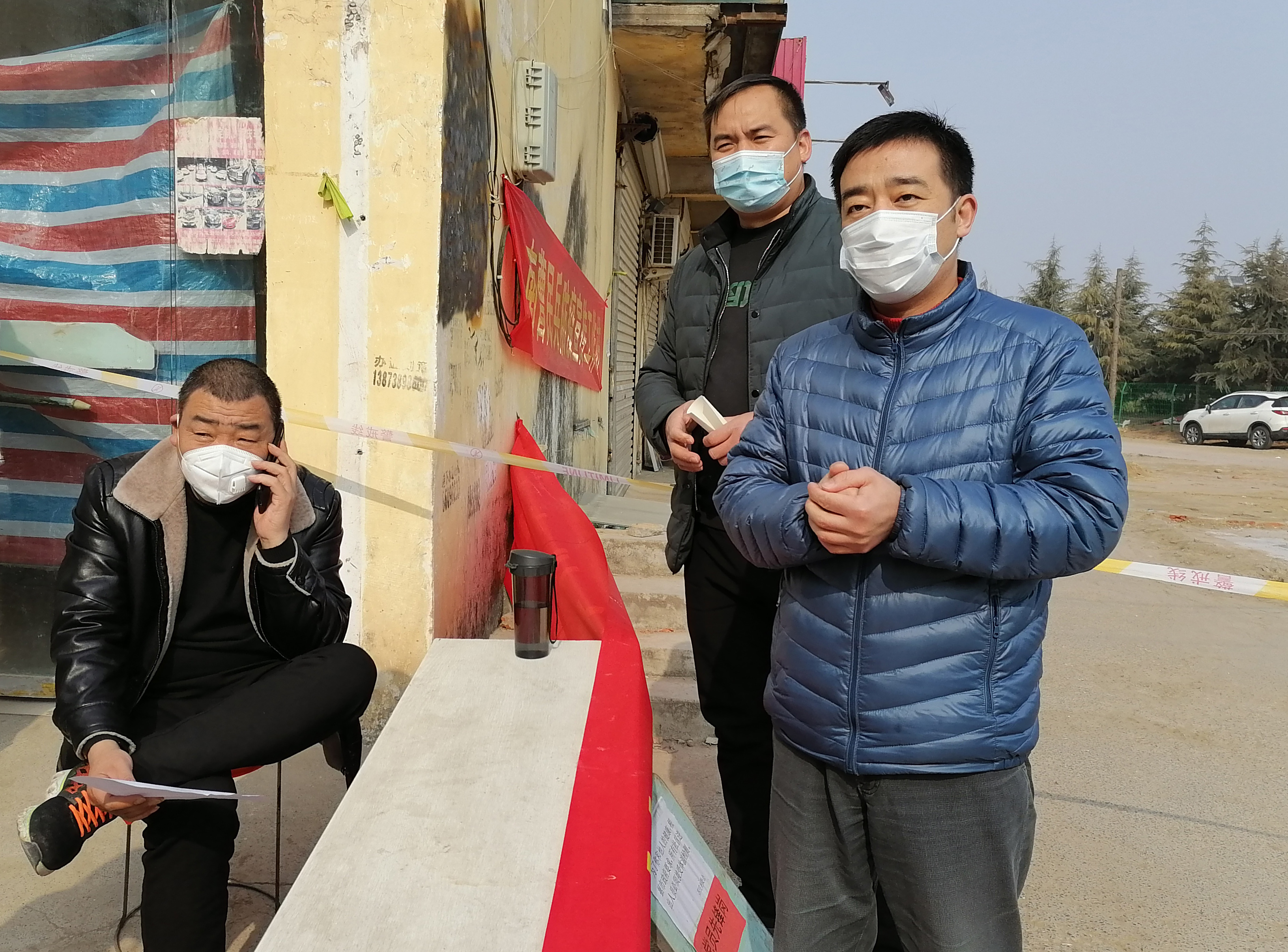 纪委书记沙云峰带队，对接社区党组织协调沟通职工上下班情况.jpg
