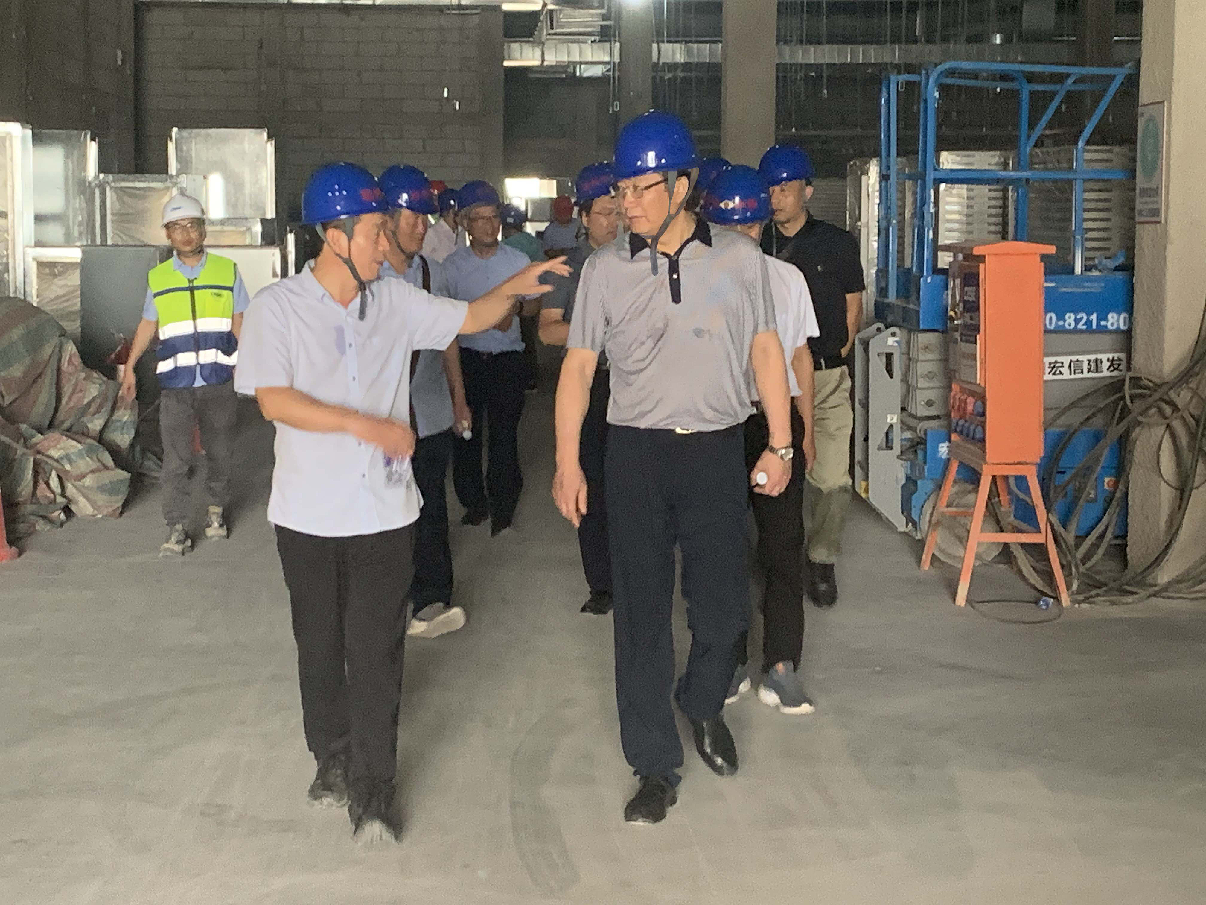 王建成董事长在施工现场走访慰问.jpg