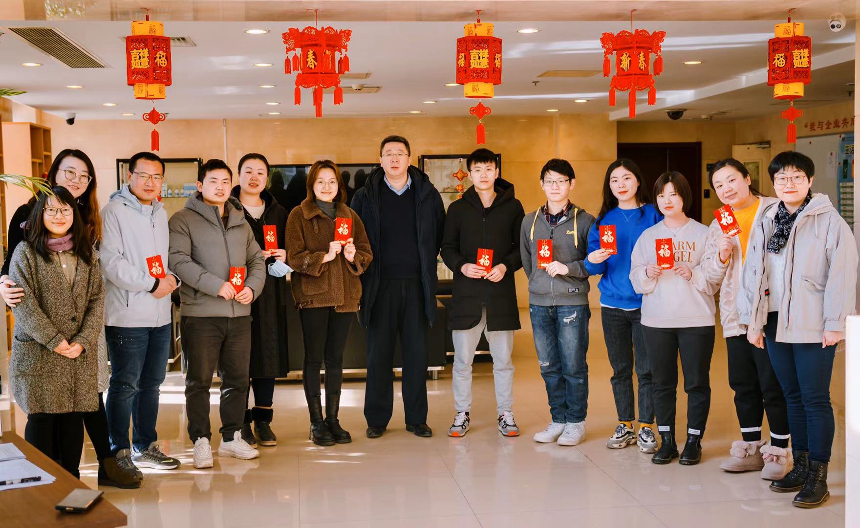 研究院党总支书记齐鹏向留京过年单身员工送温暖.jpg