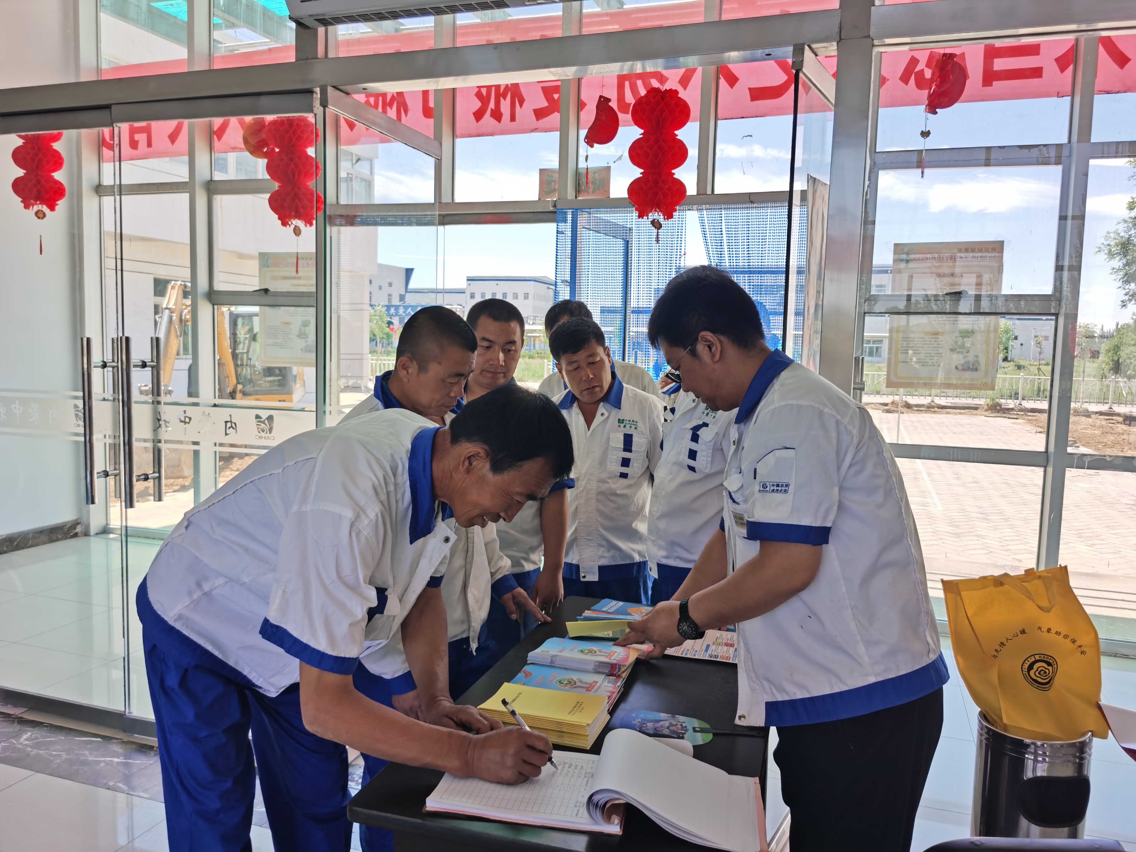 发放宣传手册.jpg