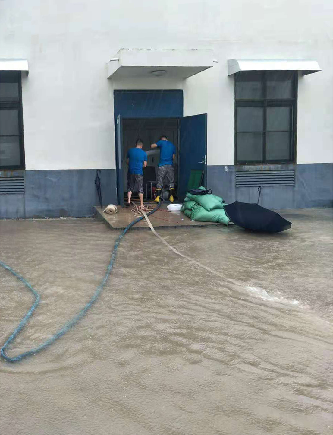 冒雨准备防汛物资.jpg