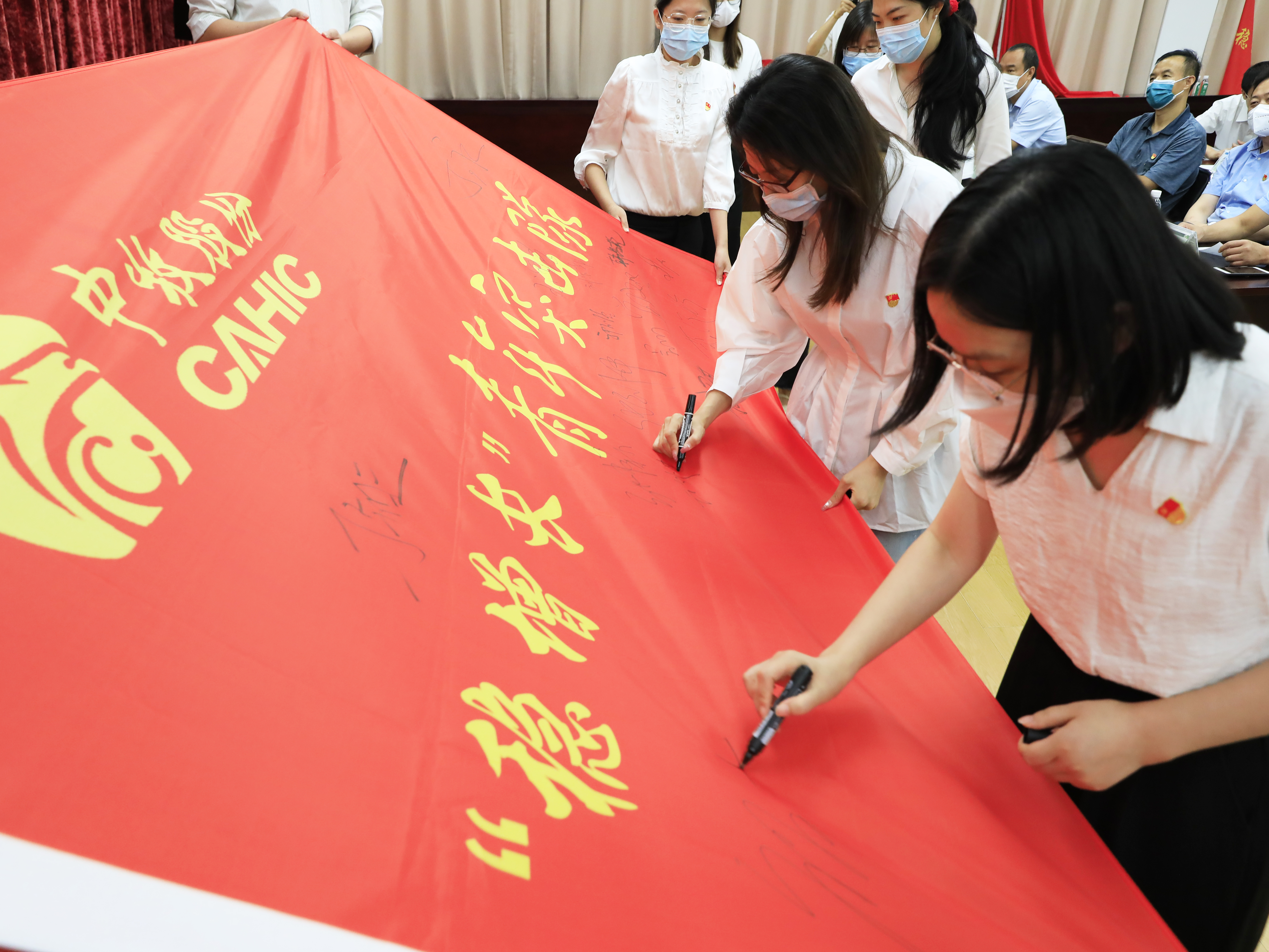 9全体“稳增长”青年突击队成员在队旗签字承诺 拷贝.jpg