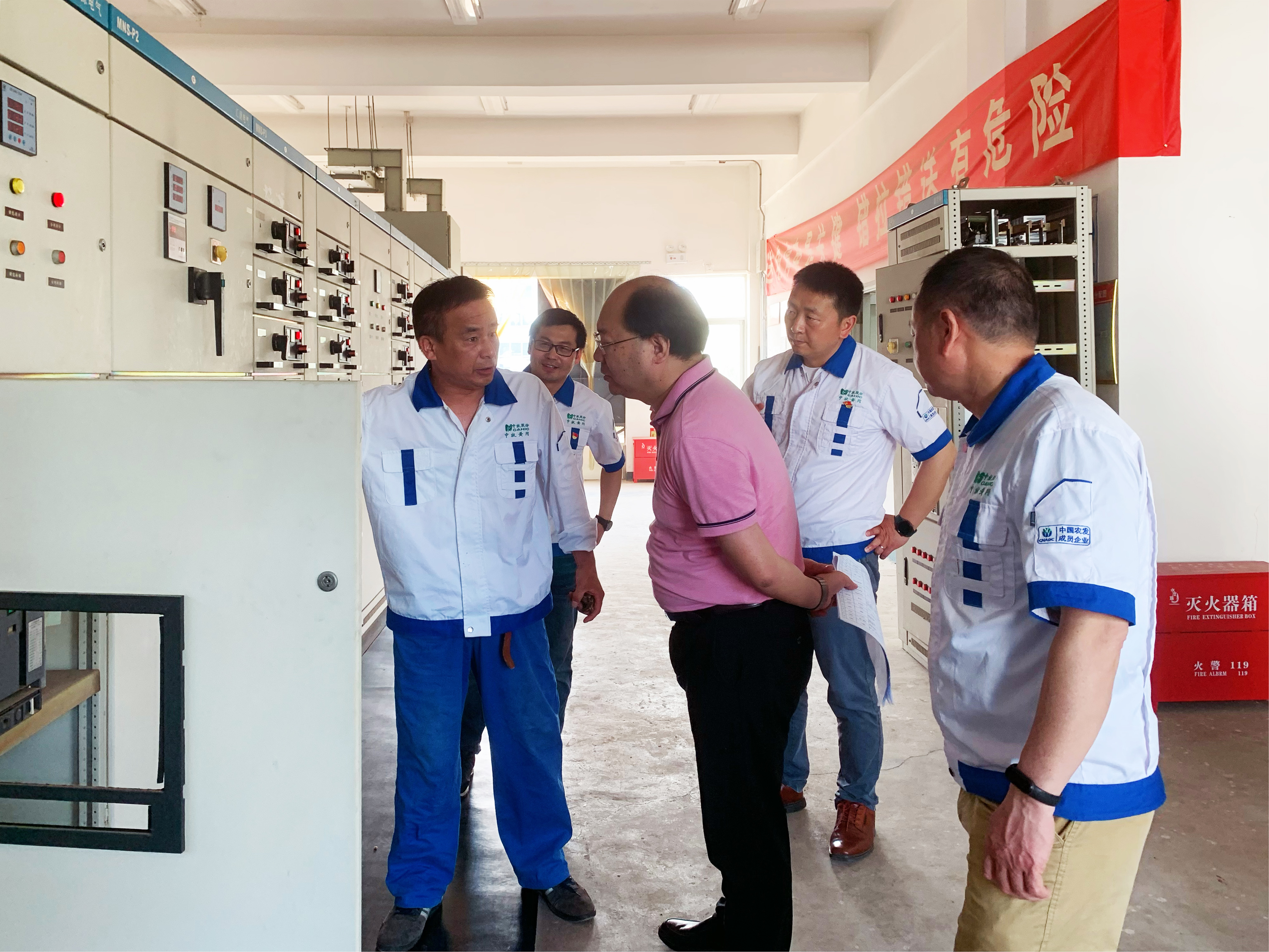 郭书记检查配电室 拷贝.jpg