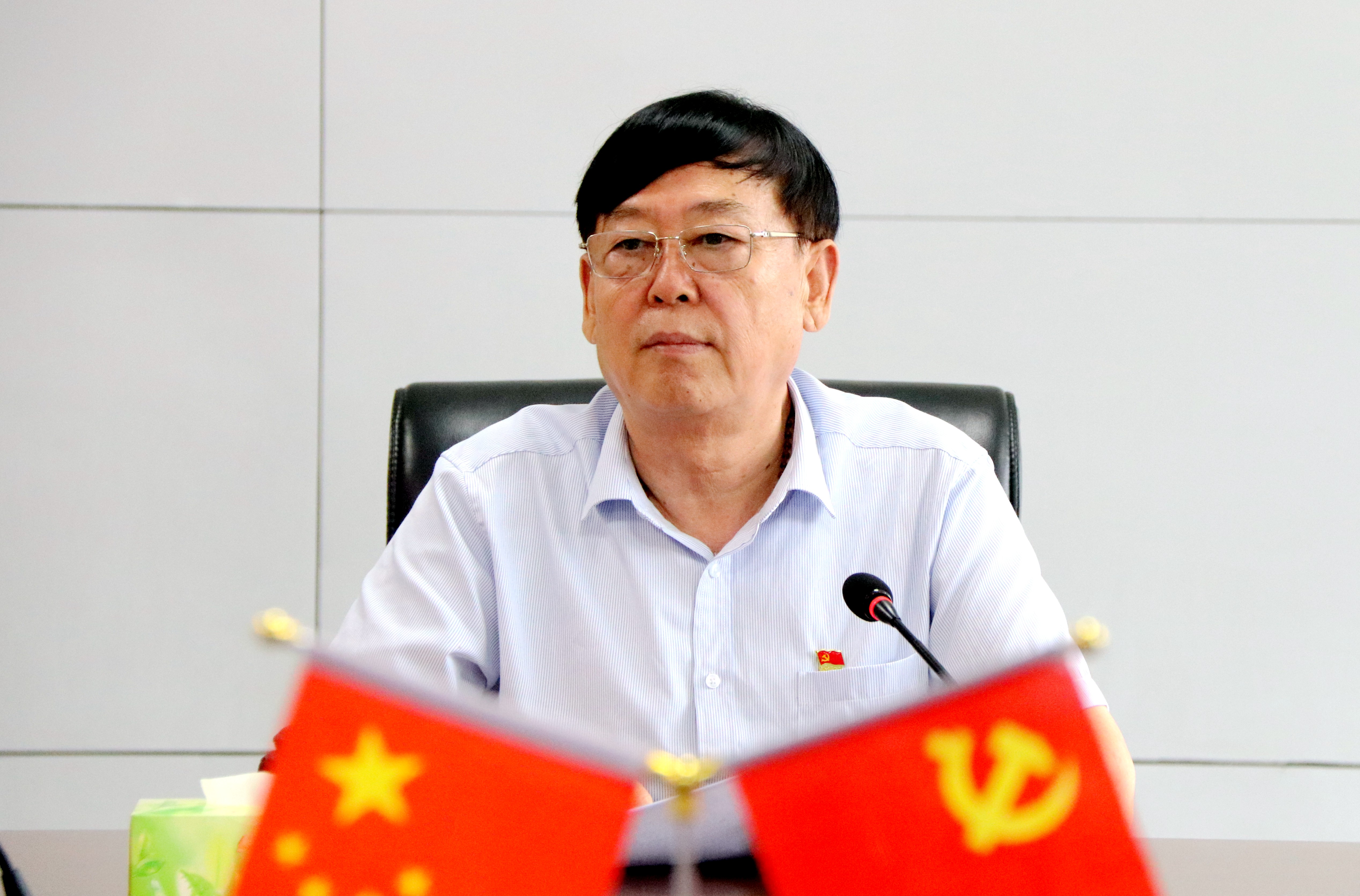 张总讲党课.jpg 张总讲党课.jpg